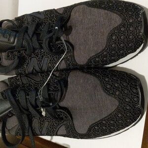 NEW BALANCE BLACK SNEAKERS SIZE 11